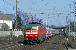 120 128 in verkehrsrot mit Intercity in Essen-Dellwig