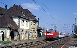 120 132 in verkehrsrot am Bahnhofsgebäude in Ubstadt-Weiher