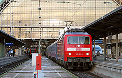 verkehrsrote 120 133 mit Nachtzug Jan Kipura in Frankfurt Hbf