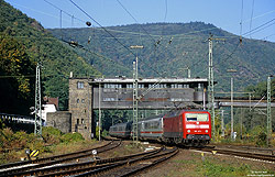 120 147 unter dem denkmalgeschützten Reiterstellwerk in Bingen Hbf