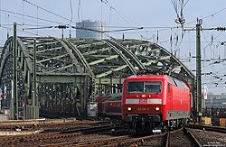 verkehrsrote 120 206 ex 120 116 mit Doppelstockwagen bei der Einfahrt in Köln Hbf