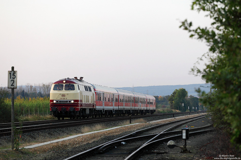 218 105 mit Ersatzzug auf der Voreifelbahn am Haltepunkt Meckenheim Industriepark