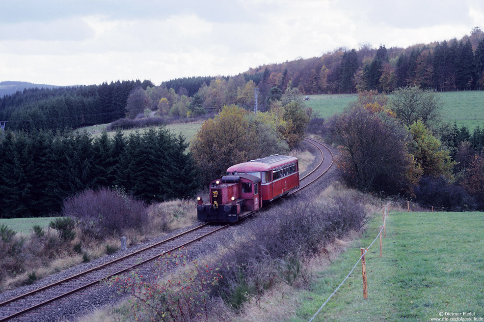 Köf2 mit Schienenbus auf der Strecke im Bahnhof Pronsfeld - Bleialf, Foto Dietmar Fiedel