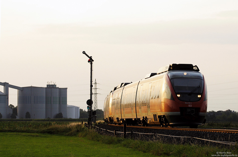 644 010 bei Kuchenheim mit Zuckerfabrik und Formsignal