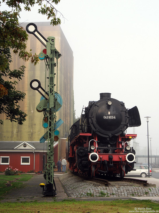 Auf dem Bahnhofsvorplatz des Emdener Hauptbahnhofs erinnert die 043 903 an den Einsatz der Jumbos auf der Emslandstrecke. 27.09.2008