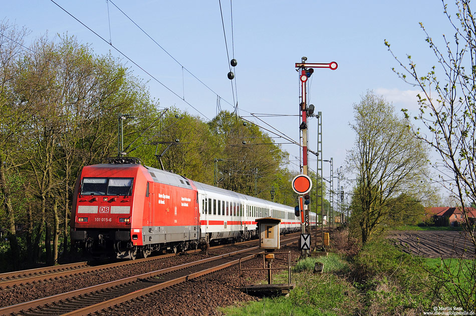 101 015 mit IC2014 auf der KBS395 bei Leschede mit Formsignal