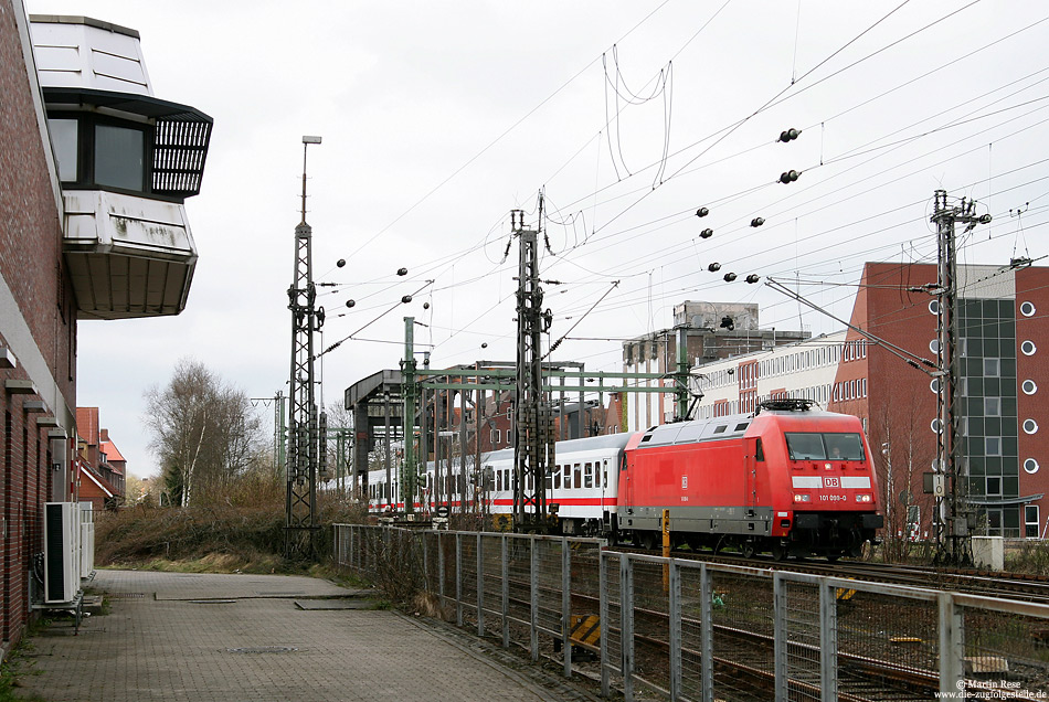 Mit dem IC 430 (Norddeich Mole - Luxemburg) hat die 101 099 gerade die Hafenstadt Emden verlassen und fährt nun durch den Rangierbahnhof Emden Richtung Süden. 3.4.08