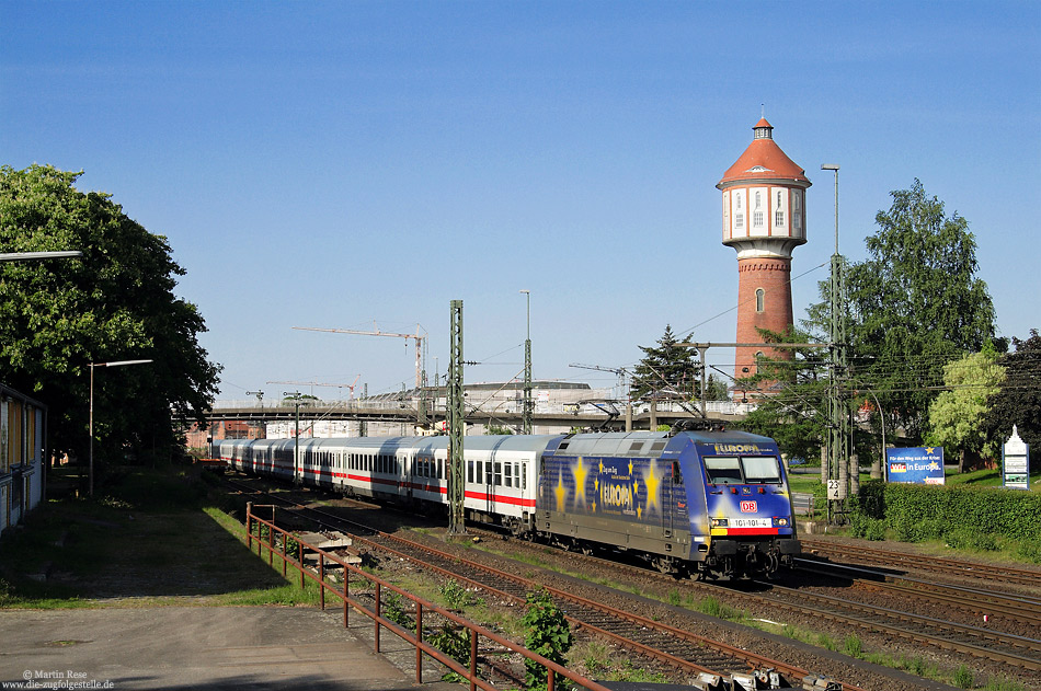 Mit dem markanten Wasserturm ist die Ausfahrt Lingen immer ein Foto wert. Hier fährt die 101 101 mit dem IC2332 aus Emden Außenhafen nach Köln Hbf. 13.5.2009