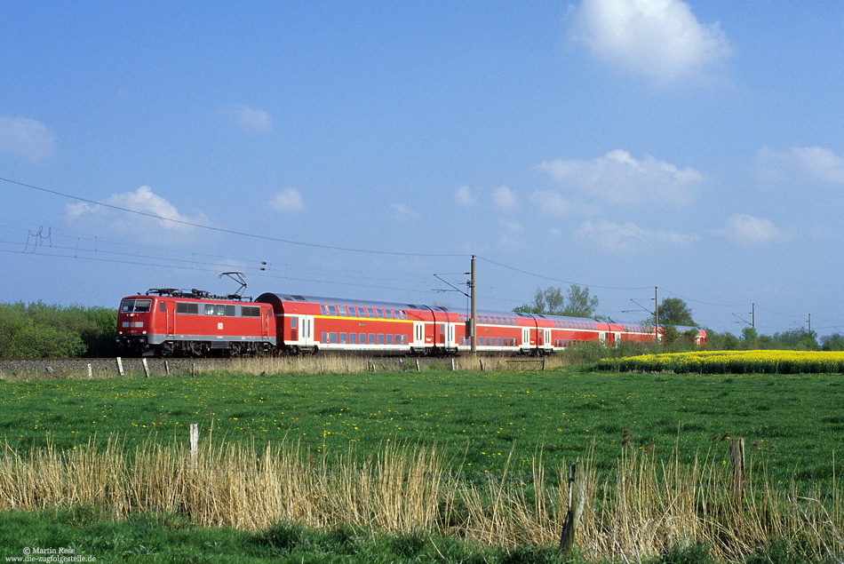 111 090 mit kurzem Kontrastbalken zwischen Osteel und Norden