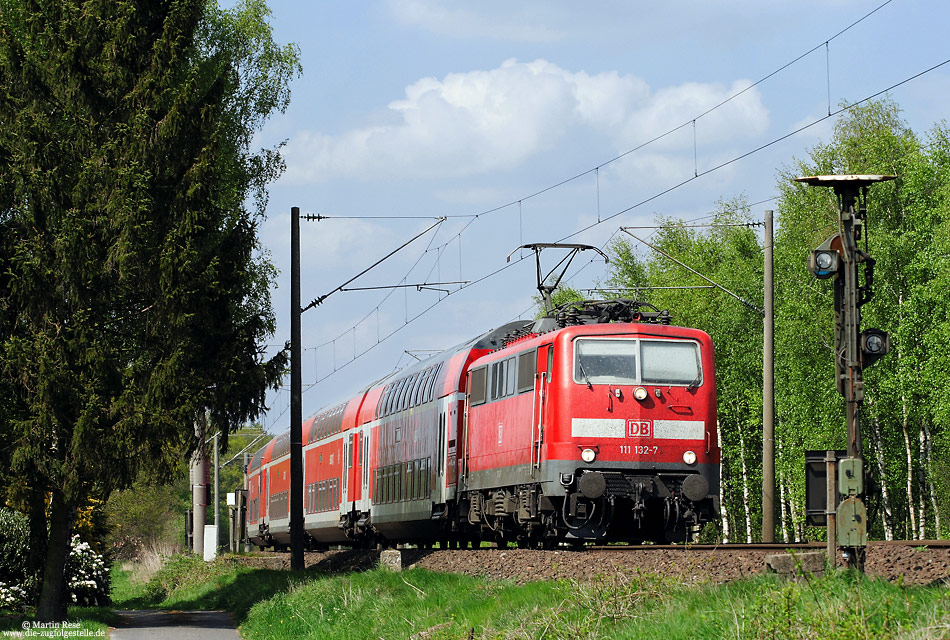 111 132 auf der Emslandstrecke bei Leschede mit Form-Vorsignal