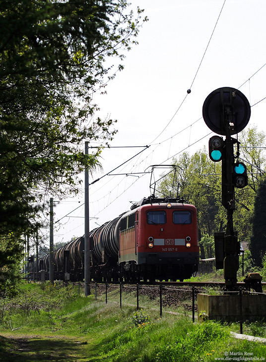 140 657 auf der KBS395 im Bahnhof Leschede mit Form-Vorsignal