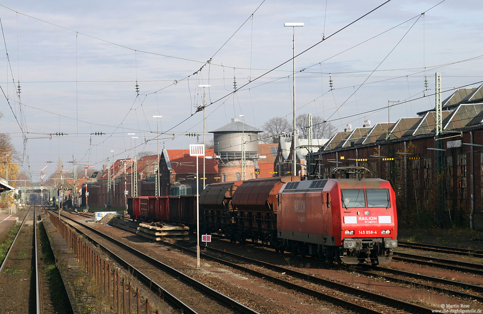 Am 20.11.2007 bekam ich in Lingen die 145 058 mit einem kurzen Güterzug vor die Linse. Das Gleis 3 des Bahnhofs war damals schon stillgelegt, hier wurde in den Folgemonaten ein neuer Außenbahnsteig errichtet.