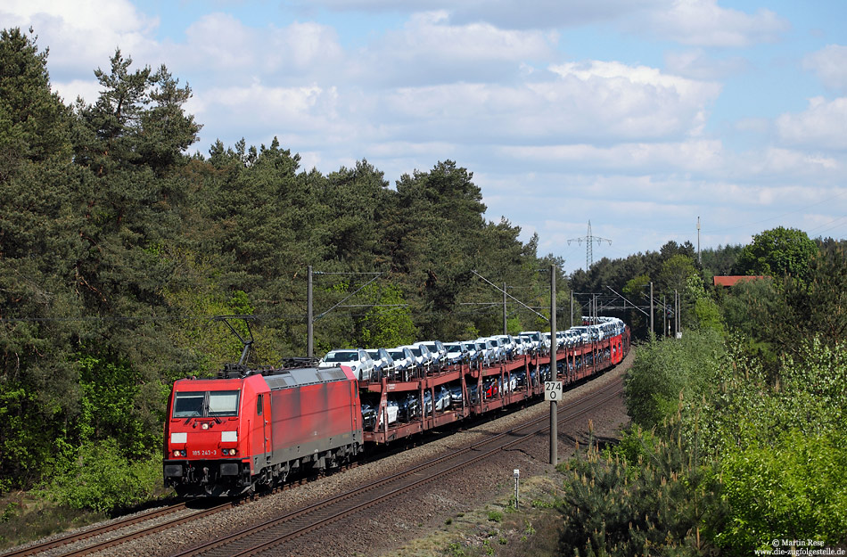 Die Emslandstrecke verläuft überwiegend in der Ebene. Allerdings gibt es zwischen Lathen und Haren eine kleine Rampe, wo sich die Eisenbahnfreunde zu Dampflokzeiten tummelten. Am 3.5.2011 fährt hier die 185 343 mit einem Autozug ohne viel Mühe gen Süden. Außer mir hatten sich hier an diesem Tag keine weiteren Eisenbahnfreunde eingefunden…