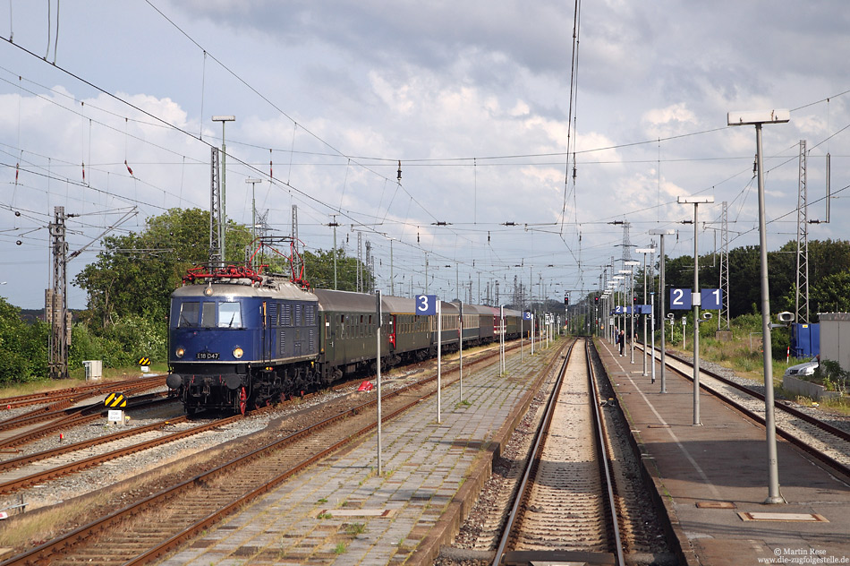 Häufig kommen Sonderzüge mit Tagesgästen für die Insel Norderney nach Norddeich. So kam am 16.6.2012 die Hallenser Museumslok E18 047 mit einem solchen Sonderzug an die Nordseeküste.