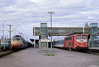 Planmäßig, aber wohl einmalig in Deutschland, war die Bespannung eines InterRegio mit der Baureihe 141! Im Sommerfahrplan 1999 gehörte die Bespannung des IR 2487, zwischen Norddeich und Leer zu den Aufgaben der 141 vom Bw Braunschweig. Soeben hat der Zug Emden Hbf erreicht. An Gleis 5 wartet der Anschlusszug nach Köln, bespannt mit der 103 189. 14.11.1999