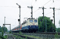 141 292 auf der Emslandstrecke im Bahnhof Meppen mit Formsignalen