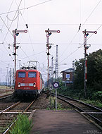 Mit dem RE24044 aus Hannover am Haken fährt die Braunschweiger 141 329 in Norddeich ein. Im Hintergrund ist das zuvor schon erwähnte Stellwerk Nso zu sehen. 6.9.2002