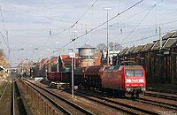 Am 20.11.2007 bekam ich in Lingen die 145 058 mit einem kurzen Güterzug vor die Linse. Das Gleis 3 des Bahnhofs war damals schon stillgelegt, hier wurde in den Folgemonaten ein neuer Außenbahnsteig errichtet.