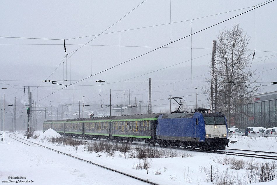 Nein, es handelt sich nicht um einen „Säuferzug“! Vielmehr war die ERB9015 am 2.2.2010 mit einer aus „Kleiner-Feigling-Wagen“ gebildeten Garnitur unterwegs. Als Zuglok diente die 185 CL001, fotografiert in Wuppertal Steinbeck.