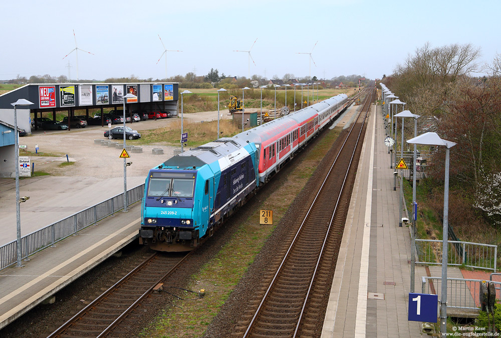 Aufgrund eines Defekts lief die Lok (245 209) am 5.4.2017 vor dem Steuerwagen des RE11019 (Westerland – Hamburg Altona). Neben zwei n-Wagen war der Zug aus vier InterRegio-Wagen von DB-Fernverkehr gebildet.