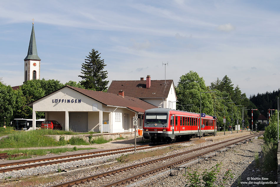 Bei Fahrzeugmangel verirrt sich schon mal ein 628 in den Ulmer 611-Umlauf. Am 3.6.2009 fuhr der 628 348 als RE 3212 von Ulm nach Neustadt, fotografiert in Löffingen. 