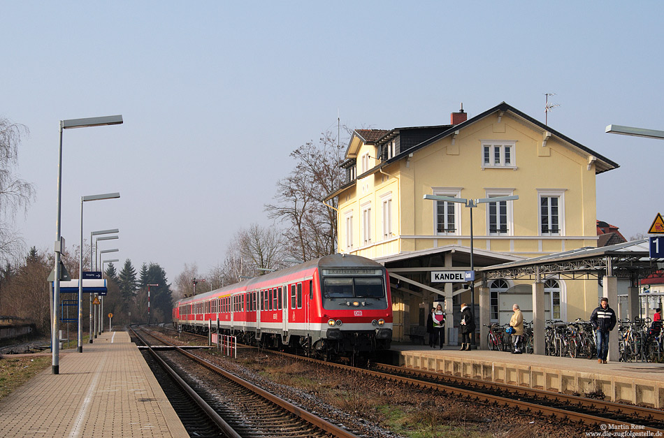 Noch einmal der Bahnhof Kandel: Mit dem Steuerwagen voraus fährt die RB28023 in den Bahnhof ein. 31.1.2011