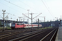 Bis Mitte der 90er Jahre bildete die Baureihe 111 das Rückrad des
S-Bahnverkehrs an Rhein und Ruhr. Bis Ende 1995 wurden diese Lokomotiven vom S-Bahndienst abgezogen, da sie für die Bespannung der Doppelstockzüge benötigt wurden. Mitte 1998 mussten einige Loks dieser Baureihe aber noch einmal auf der S-Bahn aushelfen:Nach dem schweren ICE-Unfall in Eschede mussten kurzfristig alle Achsen der ICE ausgetauscht werden. Dadurch kam es zu Lieferschwierigkeiten bei den Achsen für die Baureihe 143, sodass einige Lokomotiven vorübergehend abgestellt werden mussten. Als Ersatz kamen Dortmunder 111 zum Einsatz. 111 144 mit einer S11 nach Düsseldorf Wehrhahn, fotografiert am 3.8.1998 in Düsseldorf Hbf.
