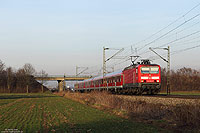 Neben den Baureihen 111 und 146 sind beim Bw Freiburg auch einige Lokomotiven der Baureihe 143 beheimatet, die überwiegend auf der Höllental- und Dreiseenbahn eingesetzt werden. Bei Ausfall einer der schnellen Lokomotiven dürfen sich die „Trabbiloks“ auch mal auf der Rheintalbahn „austoben“. Mit der RB26575 aus Offenburg fährt die 143 364 zwischen Friesenheim und Lahr nach Basel Bad Bf. 17.1.2012 