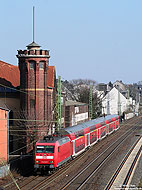 Nahe Wuppertal Unterbarmen rollt der RE10418 (Dortmund – Aachen) dem nächsten Halt Wuppertal Hbf entgegen. Zuglok an diesem 21.2.2011 war die 145 045.