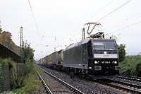 Noch einmal die 185 556, fotografiert am trüben 13.10.2006 in Geisenheim.  Am Haken hatte sie den TEC40061 (Genk – Novara).