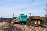 Auf der S3 (Nürnberg – Neumarkt (Oberpf.) kamen angemietete Lokomotiven der Baureihe 185 mit n-Wagen zum Einsatz. Nahe Pölling passiert die 185 616 mit der S-Bahn nach Neumarkt ein ehemaliges Bahnwärterhaus. 24.3.2011