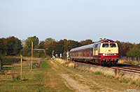 Im Sommer 2011 kam hier für einige Wochen die rot/beige 218 105 der Westfrankenbahn zum Einsatz und lockte nun so manchen Eisenbahnfreund in die Voreifel. Mit der morgendlichen RB11621 nach Bonn Hbf hat die 218 105 soeben Rheinbach verlassen. 26.9.2011