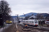 Am trüben 7.1.2005 verlässt der aus dem 612 471 und 477 gebildete RE29516 den Bahnhof Bestwig.
