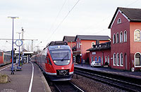 Das waren noch Zeiten, als beim Bw Deutzerfeld ausreichend Triebwagen der Baureihe 644 verfügbar waren! Als Bereitschaftsfahrzeug kamen diese Züge auf fast allen Strecken rund um Köln für ausgefalle oder verspätete Züge zum Einsatz. Bekannt sind mir Einsätze auf der RE1, RE7, S11, RB27 und S12. Am 5.12.2000 fuhr ich den 644 059 als Ersatz für eine S12 nach Au/Sieg. Vor der Rückfahrt nach Köln war natürlich noch Zeit für ein Foto!