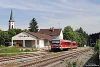 Bei Fahrzeugmangel verirrt sich schon mal ein 628 in den Ulmer 611-Umlauf. Am 3.6.2009 fuhr der 628 348 als RE 3212 von Ulm nach Neustadt, fotografiert in Löffingen. 