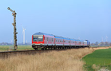 Auf dem Weg von Westerland nach Hamburg Altona passiert der, von dem Eurorunner ER20 001 geschobene, RE11017 das Einfahrsignal von Lehnshallig. An der Spitze des Zuges läuft ein Steuerwagen der Bauart Bybdzf 482.1, welcher aus Rostock ausgeliehen wurde. Bei den fünf mittleren Wagen handelt es sich um ehemalige Schleswig-Holstein-Express-Wagen (erkennbar am blauen Streifen am Dach).