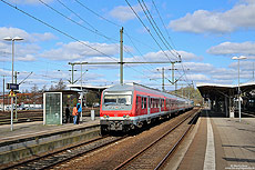 Dank der ZWS kann die 245.2 mit dem Steuerwagen der Bauart „Wittenberger Kopf“ im Wendezugbetrieb gefahren werden. Als führendes Fahrzeug des RE11017 habe ich am 3.4.2017 in Itzehoe den Bnrdzf 483.0 (Heimatbahnhof Stuttgart) fotografiert.