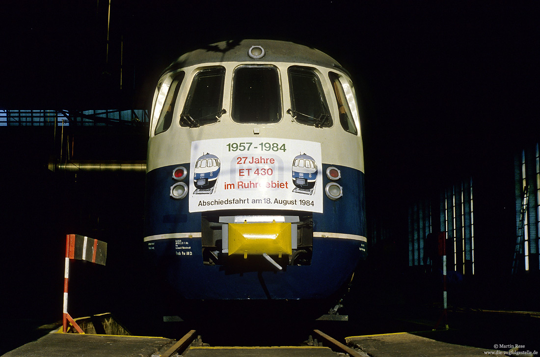 430 103 mit Plakat von der Abschiedsfahrt abgestellt in der Triebwagenhalle in Hamm