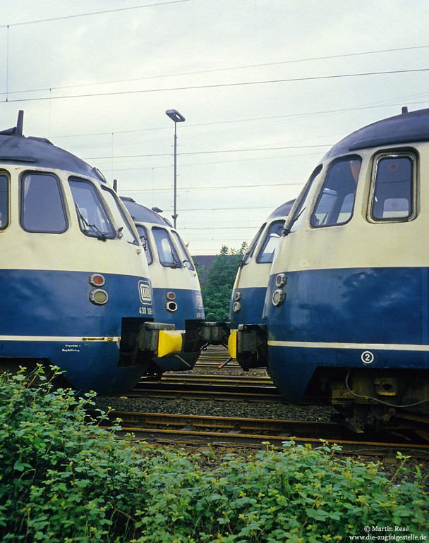 Abgestellte ET30 in Hamm, darunter 430 108, 430 406, 430 413 und 430 115