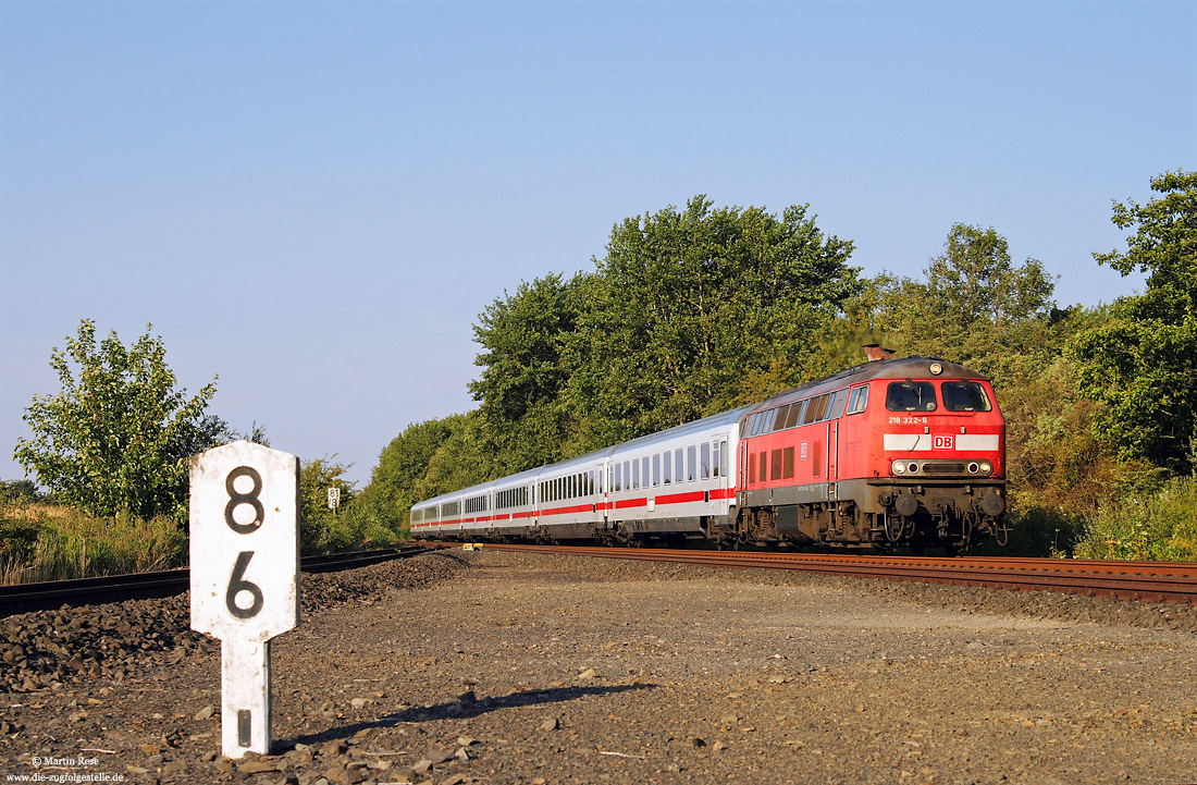 218 322 mit Lr77728 nach Puttgarden im Bahnhof Burg West, auf der Insel Fehmarn