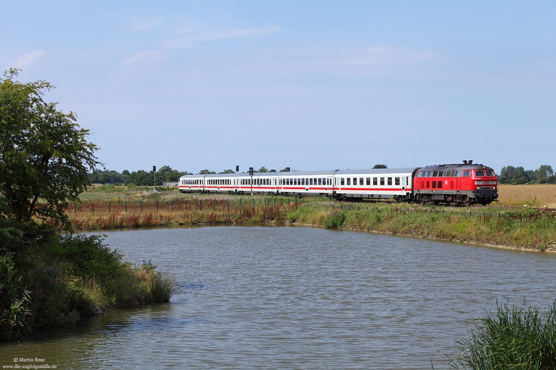 218 322 mit IC2220 am Bahnhof Fehmarn Burg