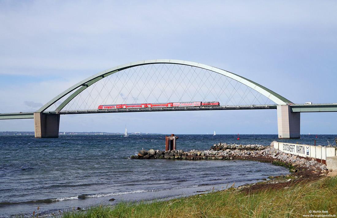 218 329 mit Doppelstockwagen als Hamburger Strandexpress auf der Fehmarnsundbrücke