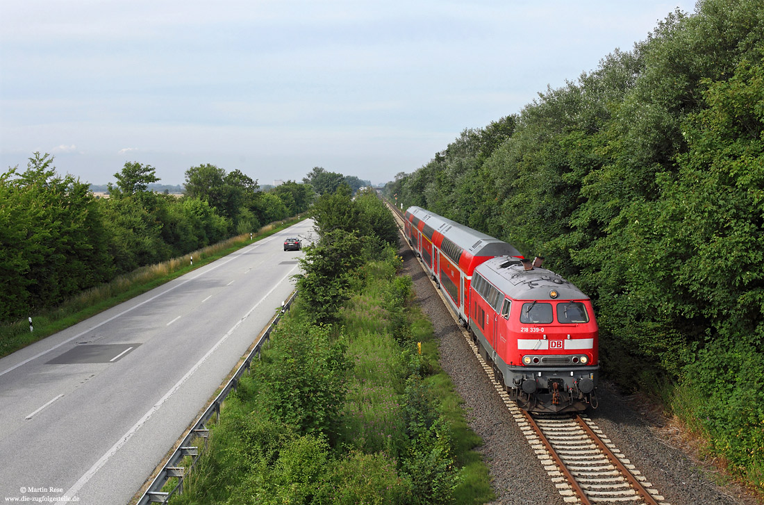 218 329 mit Strandexpress zwischen Puttgarden und Burg West auf der Insel Fehmarn