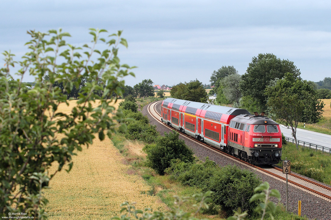 218 407 mit Strandexpress bei Burg West, auf der Insel Fehmarn