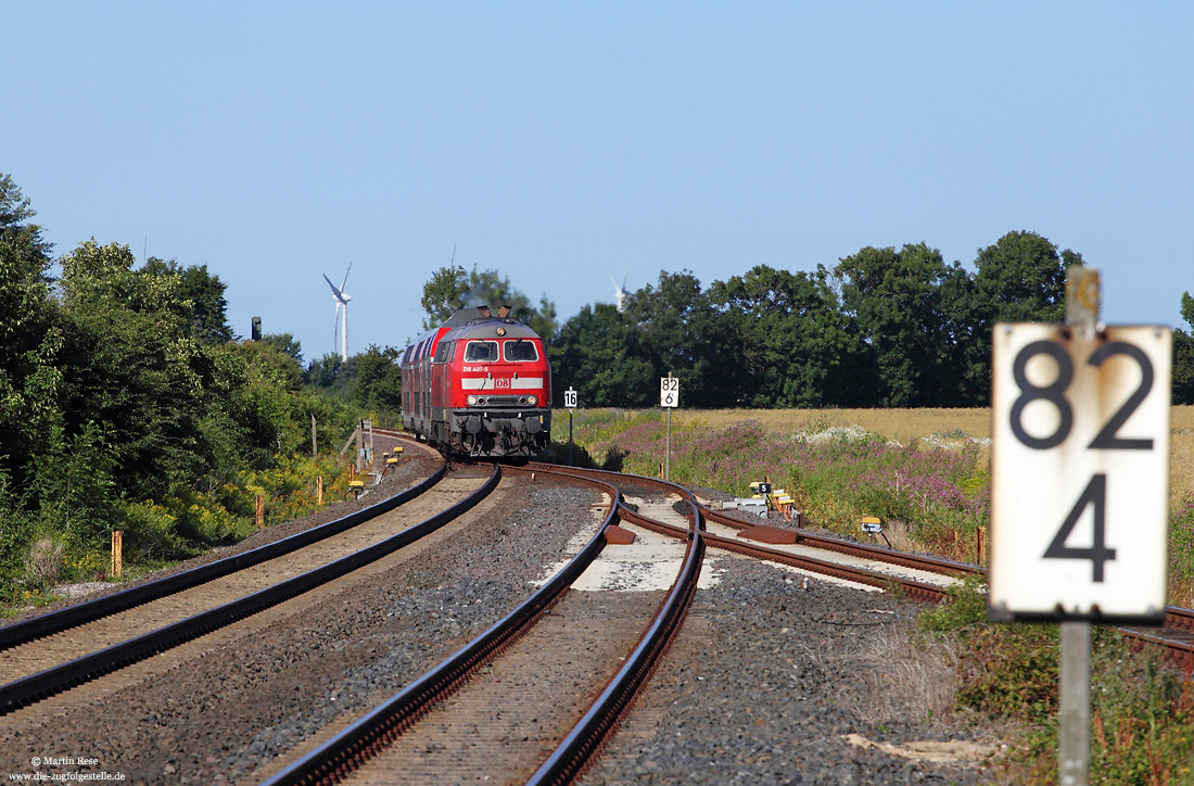 218 407 mit Strandexpress in Burg West, auf der Insel Fehmarn