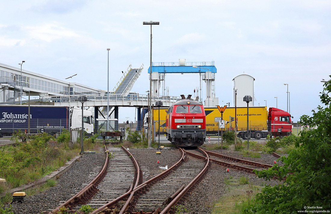 218 473 in verkehrsrot im Bahnhof Puttgarden auf der Insel Fehmarn