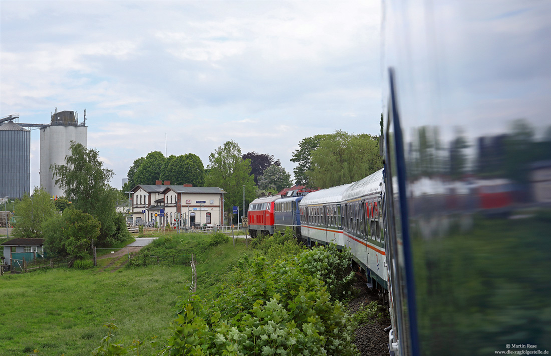 218 473 und 110 428 bei Oldenburg (Holstein) auf der Vogelfluglinie