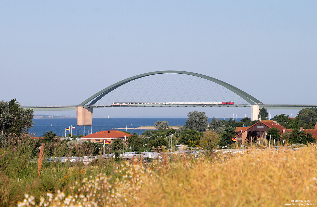 Lok der Baureihe 218 auf der Fehmarnsundbrücke 