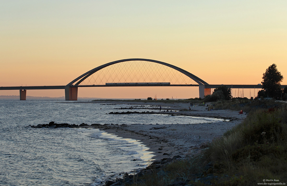 Gumminase als Eurocity auf der Fehmarnsundbrücke im Abendlicht