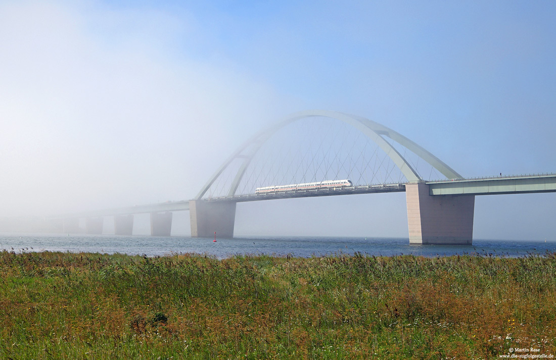 Diesel-ICE 605 019 als ICE im Morgennebel auf der Fehmarnsundbrücke